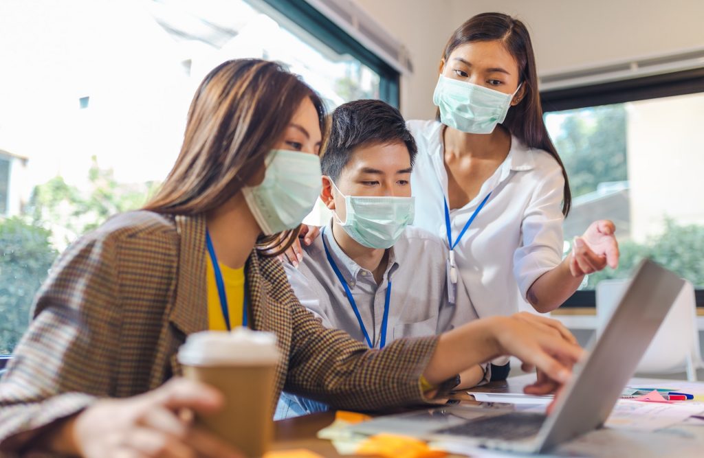 BUSINESS GROUP MEETING -3PEOPLE