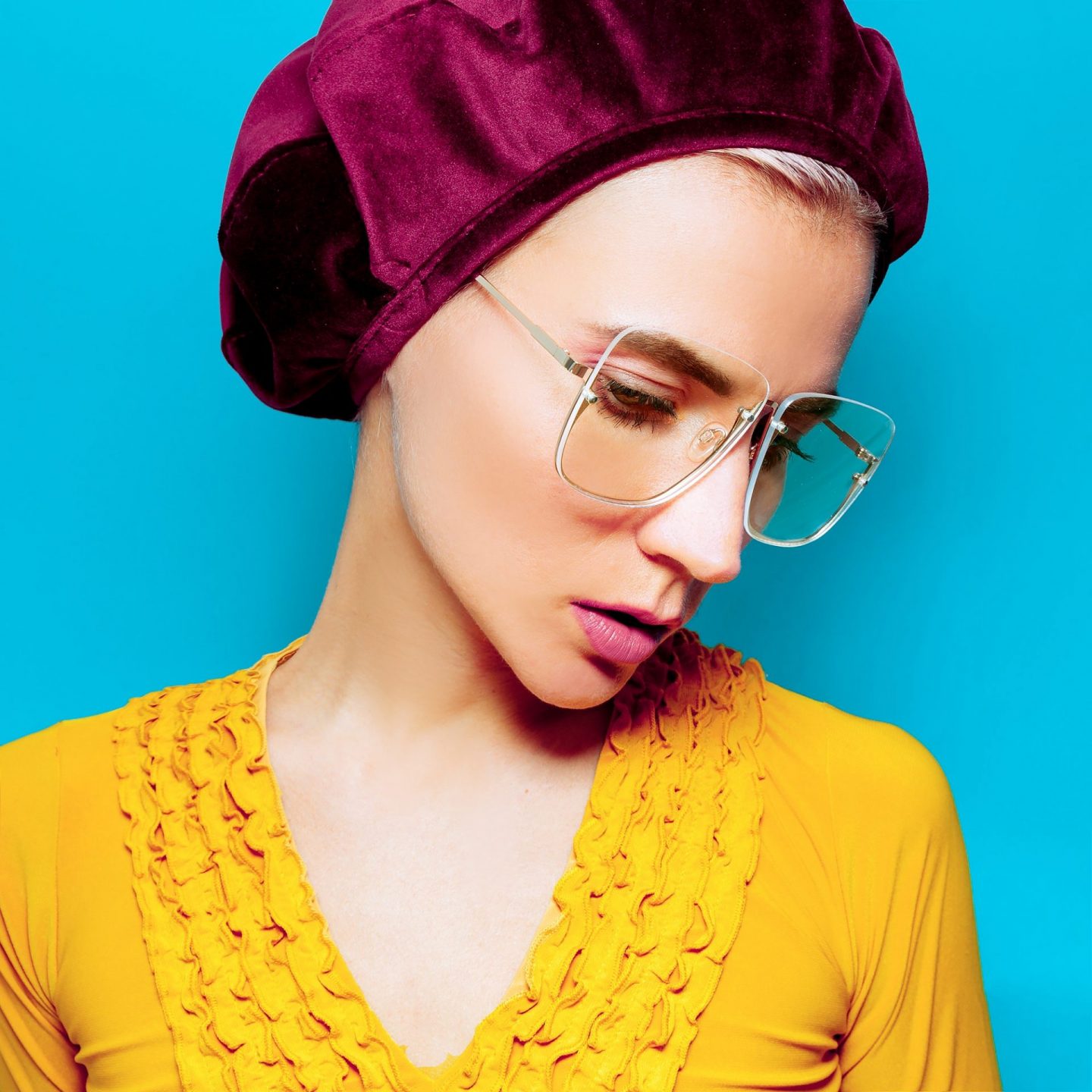 Model in fashion accessory beret and glasses. Retro style