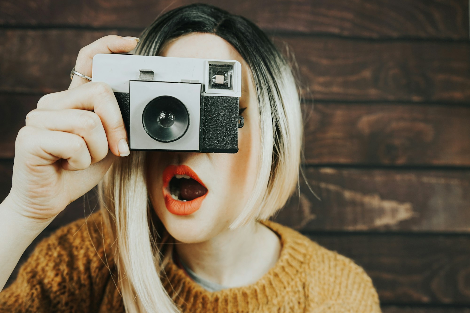 Young woman taking photographies with an analog camera